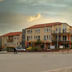 Budynek DPS, gdzie może być potrzebny wzór wniosku do sądu o umieszczenie w DPS bez zgody.