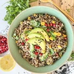 Bunter Quinoa-Salat mit Avocado, Granatapfel und Mais – ein schneller Salat, der satt macht und schmeckt.