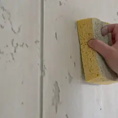 Beton dekoracyjny DIY: Jak krok po kroku stworzyć idealną ścianę?