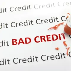 Gumka do mazania usuwa napis "BAD CREDIT" z białej kartki.