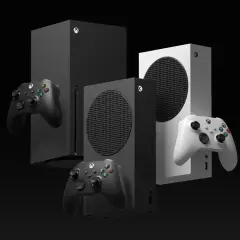 Dwie konsole Xbox Series S i dwa kontrolery, czarny i biały. Kiedy wyszedł Xbox Series S? W listopadzie 2020.