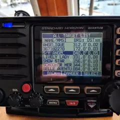 Un transponder AIS mostra una lista di bersagli con nomi, MMSI e distanze. Utile per capire cos'è un transponder e come funziona in navigazione.