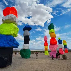 Kolorowe, pomalowane głazy ułożone w wieże na pustyni. Wspaniałe land art przykłady, które przyciągają turystów.