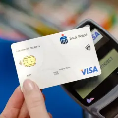 Zbliż kartę Banku Polskiego Visa do terminala, by szybko i bezpiecznie zapłacić. To prosty sposób, jak płacić kartą zbliżeniowo.