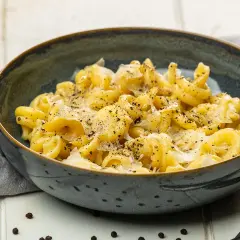Ein Teller cremiger Pasta mit Käse und schwarzem Pfeffer, perfekt für ein einfaches cacio e pepe rezept.