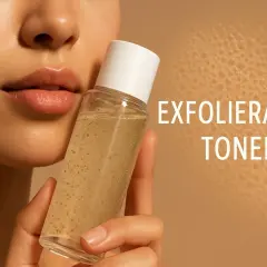 En närbild på en kvinna som håller en flaska med exfolierande toner. Texten "EXFOLIERANDE TONER" syns tydligt.