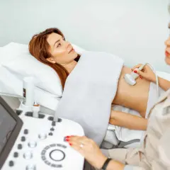 Lekarka wykonuje USG jamy brzusznej pacjentce. Dowiedz się, jak przygotować się do usg jamy brzusznej, by badanie było komfortowe i dokładne.