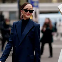 Dunkelblau & Schwarz: So gelingt der elegante Outfit-Trend