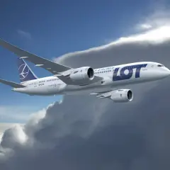 Dreamliner LOT-u, jedne z najlepszych linii lotniczych, wznosi się ponad chmurami.
