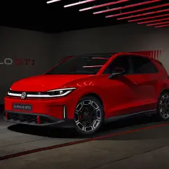 En röd elbil, en ID. Polo GTI, står i ett mörkt garage med röda ljusdetaljer.