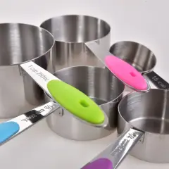 Zestaw metalowych miarek kuchennych z kolorowymi uchwytami.