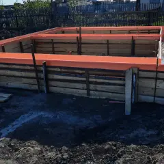 Szalunek fundamentu z pomarańczową folią, zapewniającą minimalną otulinę zbrojenia.