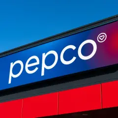 Logo Pepco na niebiesko-fioletowym tle z czerwonym pasem poniżej.