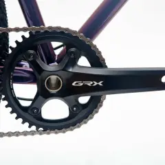 Mechanizm korbowy Shimano GRX z łańcuchem i zębatką. Podpowie jak dobrać suport do roweru.