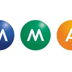 Trois cercles colorés (bleu, vert, orange) avec des lettres blanches : M, M, A. Une illustration pour une déclaration sinistre MMA habitation.