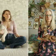 Katarzyna Kędzierska, wiek nieznany, z psem na kanapie i z figurką sarny w otoczeniu dekoracji.