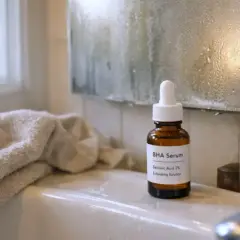 BHA Serum z kwasem salicylowym 2% na umywalce. Pamiętaj o ochronie przed słońcem po jego użyciu.