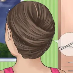 Pelo recogido con horquillas para lograr un estilo como alisar el pelo sin plancha.