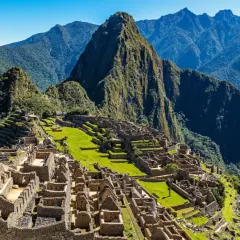 Machu Picchu, gdzie jest? To starożytne miasto Inków w Andach, Peru, otoczone zielonymi górami i błękitnym niebem.