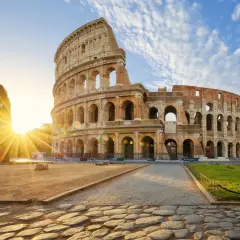 Colosseum i Rom badar i solljus. Visste du colosseum fakta att det kunde rymma upp till 80 000 åskådare?