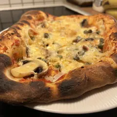 En nybakad pizza med svamp och kapris, perfekt för ett mysigt kvällsmål. Detta är ett fantastiskt pizza recept!
