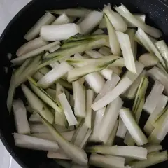 Coste di sedano tagliate a bastoncini e pronte per essere saltate in padella.