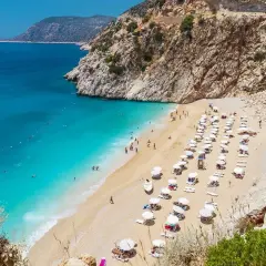 Piękna plaża z turkusową wodą i leżakami, idealne miejsce na wakacje. Alanya atrakcje zachwycają!