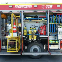 Feuerwehr LF 10 Niedersachsen: beladener Geräteraum mit Atemschutzgeräten, Feuerlöschern, Schläuchen und Werkzeugen.