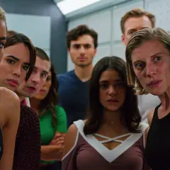 Un groupe de personnages, visiblement inquiets, se penche vers l'avant. L'ambiance suggère une scène tendue de "Another Life saison 2".