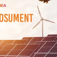 Panele słoneczne i turbina wiatrowa symbolizują prosumenta energii odnawialnej.