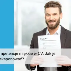 Uśmiechnięty mężczyzna prezentuje CV, na którym widnieje napis "Resume". Tekst na zdjęciu sugeruje, jak wyeksponować kompetencje miękkie.