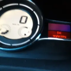 Na desce rozdzielczej Renault widać komunikat "ESC wyłączony".
