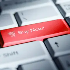 Czerwony klawisz "Buy Now!" na klawiaturze. Czy Paypo jest w BIK? To pytanie zadaje sobie wiele osób przed zakupami online.