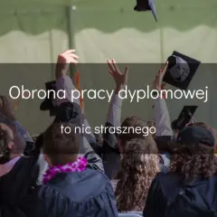 Studenci w togach rzucają birety w powietrze. To prezentacja na obronę pracy dyplomowej, która nie jest niczym strasznym!