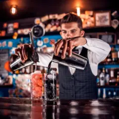 Barman co: odkryj tajniki zawodu barmana i interesujące firmy
