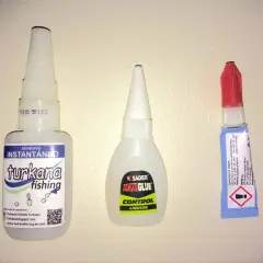 Trois tubes de colle instantanée, dont un "turkana fishing", prêts à l'emploi. Le temps de séchage Loctite est rapide.