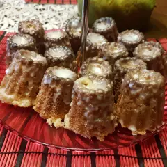 Mini babeczki piaskowe z lukrem na czerwonym talerzu. Idealne na deser, gdy masz ochotę na coś słodkiego.