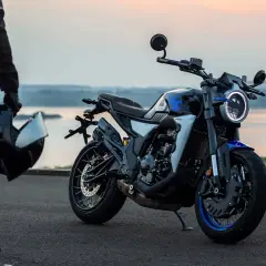 Motocykl z niebieskimi akcentami i nowoczesnym designem, gotowy do jazdy. Różne pojemności motocykli oferują wrażenia dla każdego.