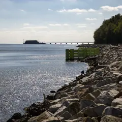 Kamienisty bulwar Oksywie z zielonym pomostem i widokiem na morze. Jak dojechać? Spacerem wzdłuż wybrzeża.