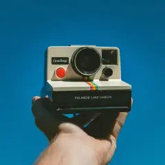 Instax czy Polaroid? Aparat natychmiastowy: wybór i koszty zdjęć