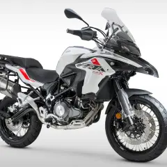 Biały motocykl turystyczny Benelli TRK 502X. Zastanawiasz się, jakie prawo jazdy na motor 250? Ten model wymaga kategorii A2.
