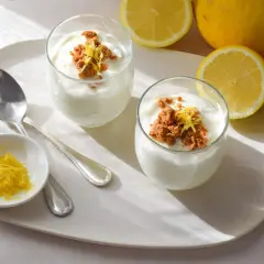 Delicioso mousse de limón con leche condensada, coronado con migas y ralladura de limón fresco.
