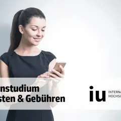 Junge Frau mit Pferdeschwanz blickt lächelnd auf ihr Smartphone. Text: Fernstudium Kosten & Gebühren. Logo: IU Internationale Hochschule.
