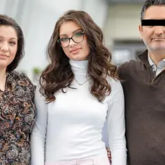 Rodzice Viki Gabor, mama z kręconymi włosami i tata z zasłoniętymi oczami, stoją obok córki w okularach.