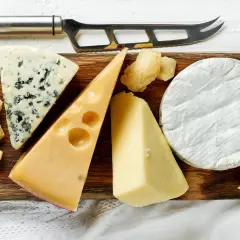 Assortimento di formaggi, tra cui gorgonzola, emmental e brie. Scopri quali sono i formaggi senza lattosio per un'alimentazione gustosa e leggera.