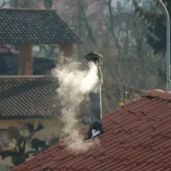 Jak ograniczyć dym z komina i poprawić jakość powietrza w domu