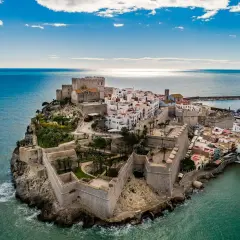 El **puerto de Peñíscola** se asoma al mar Mediterráneo, con su imponente castillo y casas blancas aferradas a la roca.