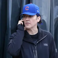John Cusack w czapce Cubs rozmawia przez telefon. Fani jego filmów pewnie zastanawiają się, o czym dyskutuje.
