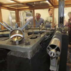 Seismograph in der Erdbebenwarte Bensberg. Besucher betrachten die historische Technik zur Messung von Erdbeben.