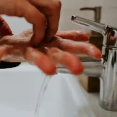 Intensywne mycie rąk, jak przy OCD u dzieci, bywa wyzwaniem. Woda i mydło w akcji.